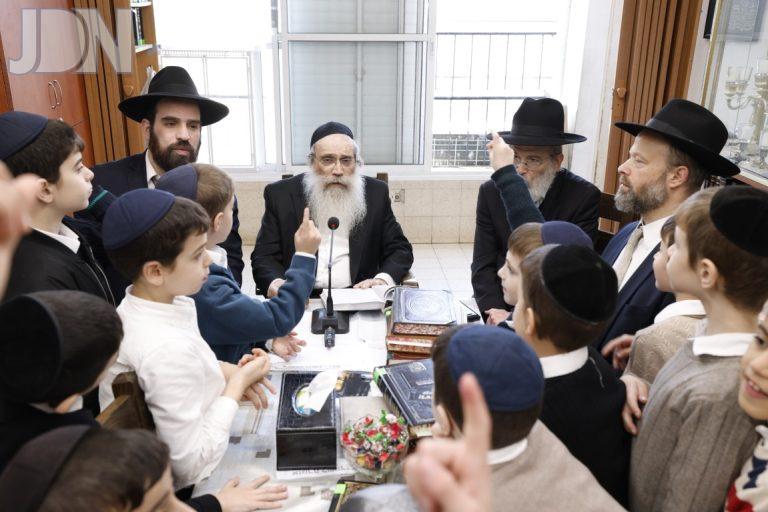 ר' שרגא שטיינמן במבחן ובחלוקת דמי חנוכה לתלמידי חיידר מרכז בני ברק צילום שמואל קורלנסקי (7)
