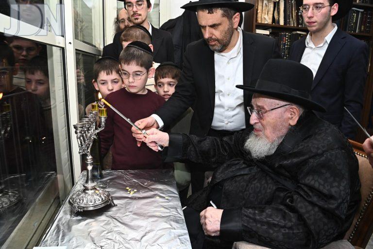 ראש הישיבה הגרמ''צ ברגמן בהדלקת נר ראשון של חנוכה צילום שוקי לרר (6)