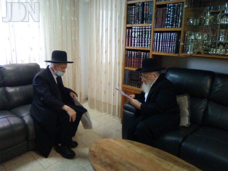 רבה של שכונת שמואל הנביא רבי יצחק כהן בהתייעצות אצל הראשון לציון רבי יצחק יוסף (1)