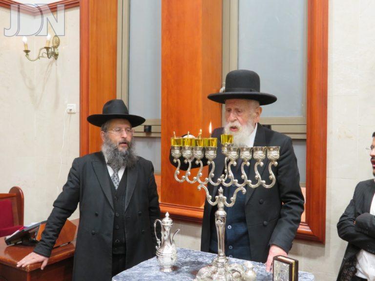 רבי אליהו טופיק ראש ישיבות 'באר יהודה' בהדלקת נרות חנוכה בנר רביעי של חנוכה