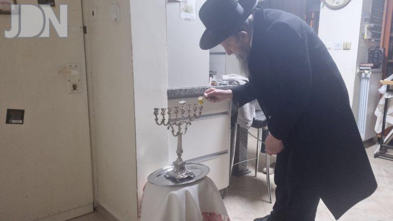 רבי בן ציון מוצפי רו''מ 'בני ציון' בהדלקת נר ראשון של חנוכה תשפ''ו. צילום ש.פ