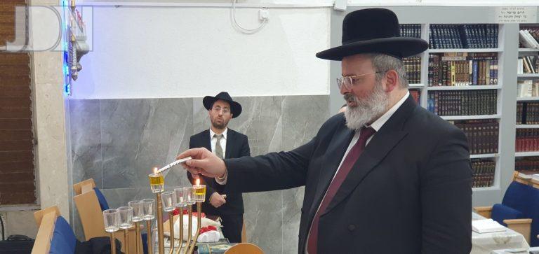 רבי יצחק לוי רב העיר נשר בהדלקת נר ראשון של חנוכה תשפ''ו. צילום ש.פ
