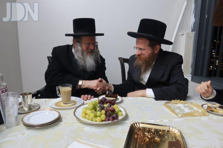 רבי משה שאול קליין בקביעת מזוזה בבית ההוראה החדש בשכונת רמת שלמה (3)