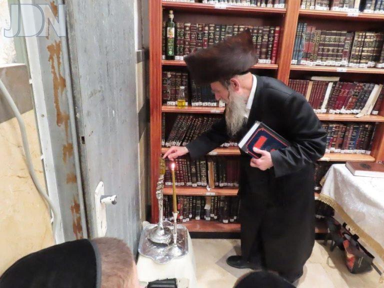 רבי שלמה למברגר רב ואב''ד מאקאווא אשדוד בהדלקת נר חנוכה בבית מדרשו ברובע ז' באשדוד (6)