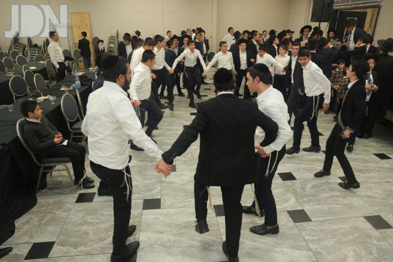 שטייגען חנוכה וחלוקת פרסים לבחורי ישיבות שענו נכונה על חוברת לימוד על ידי ארגון שבתי