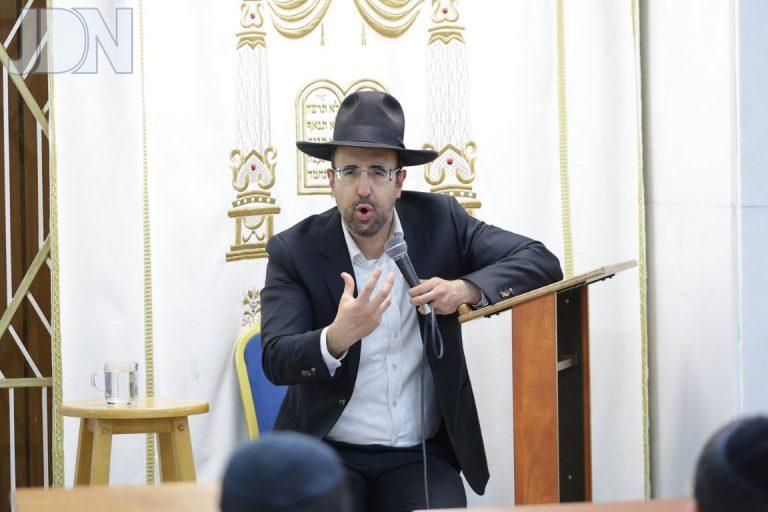 שיחת חיזוק מפי הרב מאיר אליהו בשכונת הכרמל צילום שמואל שנקר (6)