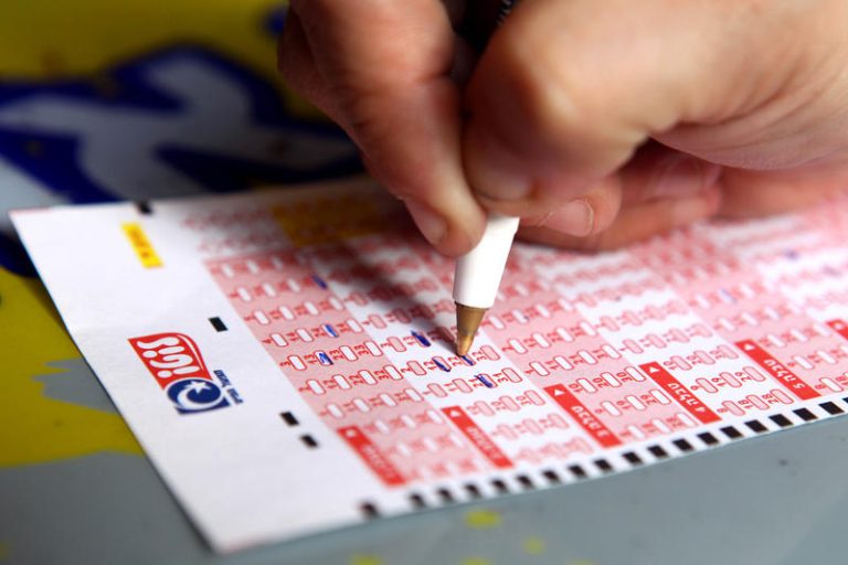 Israeli people play Lotto at a lottery booth