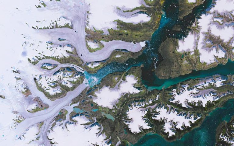Glaciers_of_Scoresby_Sund,_Greenland_(51966500298)_800x500