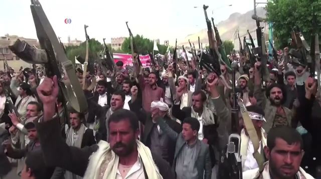 Houthis_protest_against_airstrikes_4_640x357