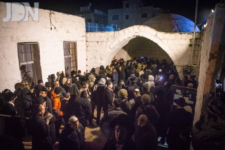 בליל עשרה בטבת והילולת ר נתן נכנסו לתפילה המונית בקבר יוסף שבשכם צילום ארי קופרשטוק (15)