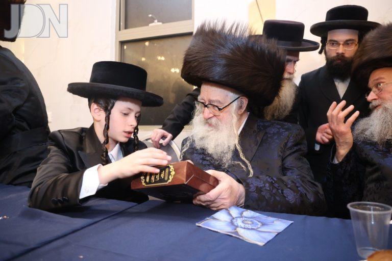 בר מצווה לנין האדמו''ר ממשכנות הרועים נכד לחתנו האדמו''ר מלאנצהוט ב''ש - צילום שלומי (23)