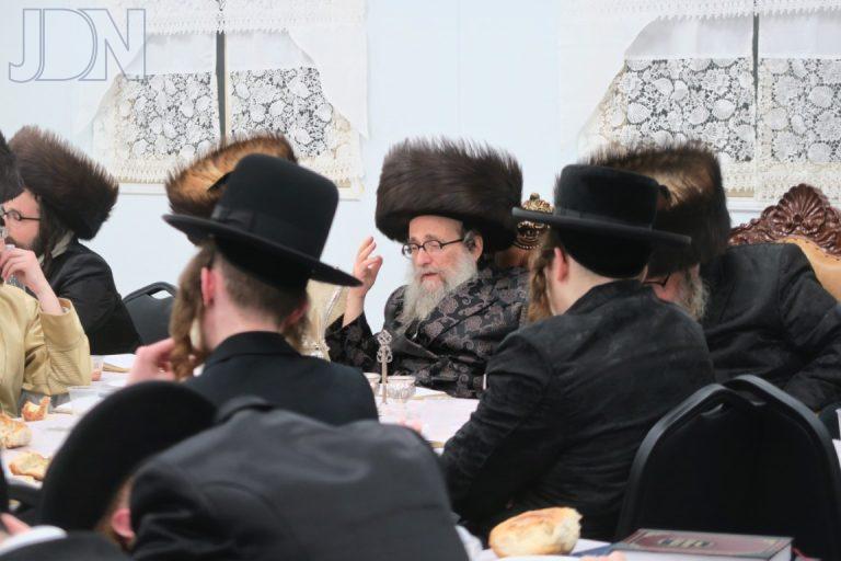 גאב''ד קרלסבורג בסעודה שלישית בבית מדרשו במירון לרגל ימי השובבים צילום מ