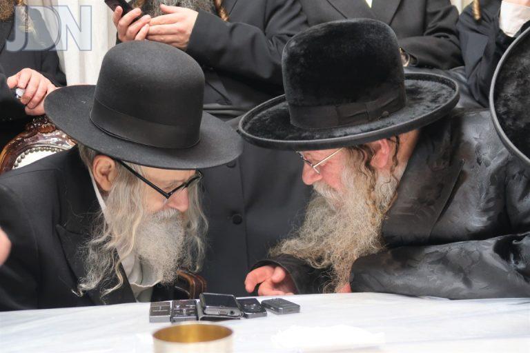 האדמו''ר מאמשינוב בביקור אצל האדמו''ר מקוזמיר צילום י פריד (40)