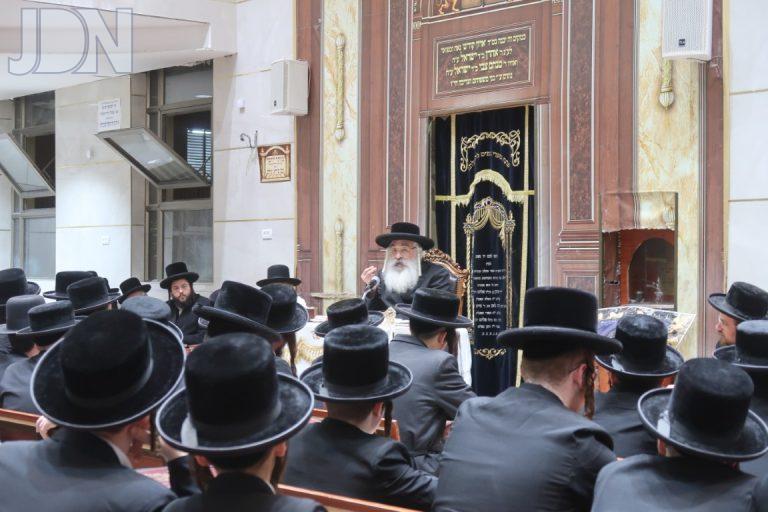 האדמו''ר מדושינסקיא בשיחת חיזוק לימי השובבי''ם בהיכל ישיבת 'מנחת יצחק' בבני ברק צילום ש.פ