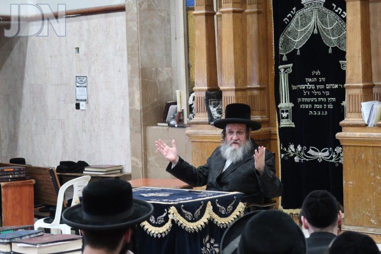 האדמו''ר מדינוב בשיחה חוצב להבות אש בישיבת דושינסקי לימי השובבי''ם (10)