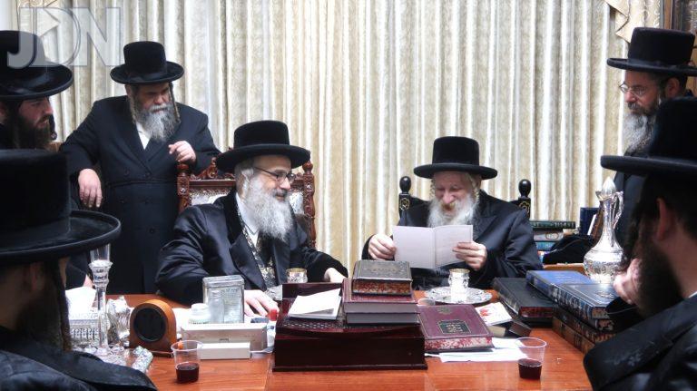 האדמו''ר מויזשניץ בי''ש בביקור אצל האדמו''ר מטשארנאביל להזמינו לרגל שמחת נישואי נכדו צילום שימי פ