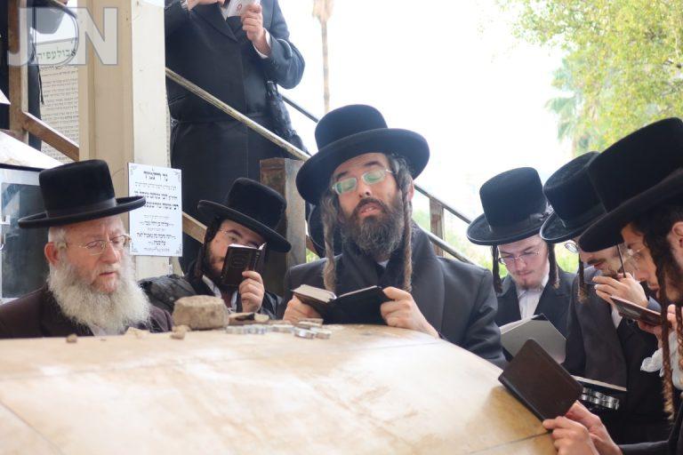 האדמו''ר מזוועהיל במסע תפילות בקברי צדיקים לרגל שמחת נישואי בנו צילום שימי פ