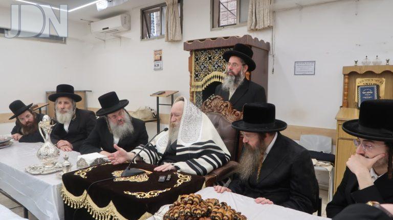 האדמו''ר מטשארנאביל בתפילת שחרית בר''ח שבט עם בחורי הישיבה לרגל שובבים צילום שימי פ