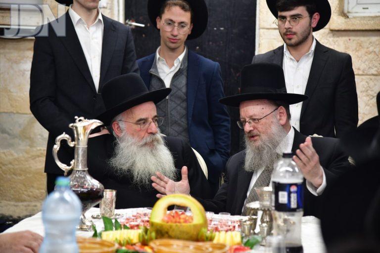 האדמו''ר מנובומינסק מבורו פארק בשיחת קודש ומעמד לחיים בישיבת מאור יצחק במושב חמד (14)