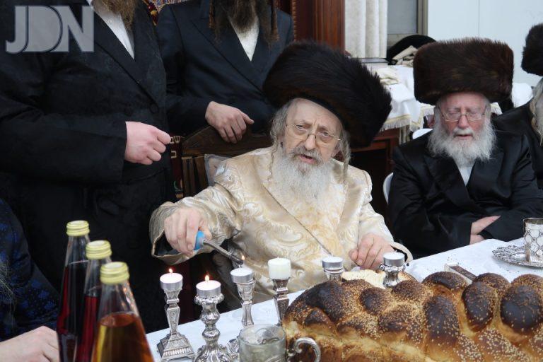 האדמו''ר מקאליש במלווה מלכה וייארצייט צילום שימי פ (3)