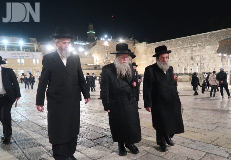האדמו''ר מקוזמיר בתפילה ע''י שריד בית מקדשנו 