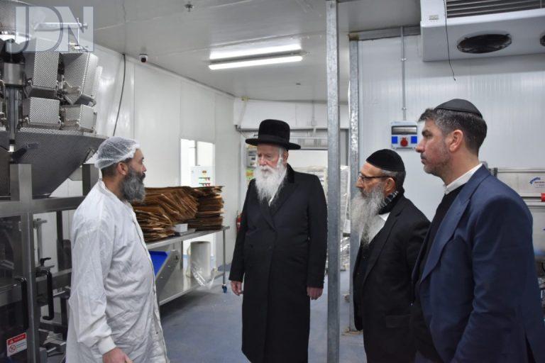 הגרי''ד גרוסמן בסיור במפעלים בעיר מגדל העמק לבדיקת הכשרויות לקראת חג הפסח צילום י.ש