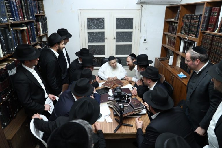 הגר''ש קמינצקי עם ראשי ונדיבי לב לאחים בקבלת חיזוק ממנהיג הדור (1)