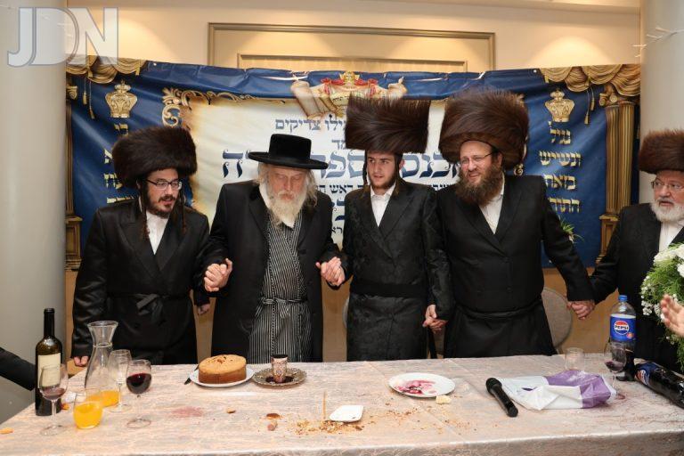 הכנסת ספר תורה אריינגעגעבן להיכל ישיבת למצויונים שער המלך בירושלים לבני חו''ל (25)