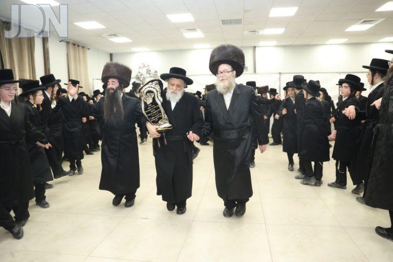 הכנסת ספר תורה בישיבת אהלה של תורה - צילום שלומי טריכטר (19)