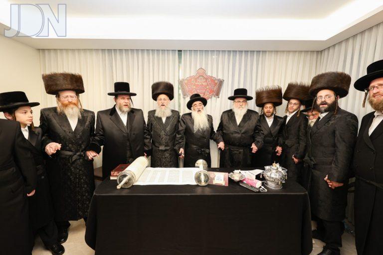 הכנסת ס''ת לבית המדרש ויז'ניץ באלעד נדבת רבי יחזקאל כהן בעל מאפיית ויז'ניץ צילום א