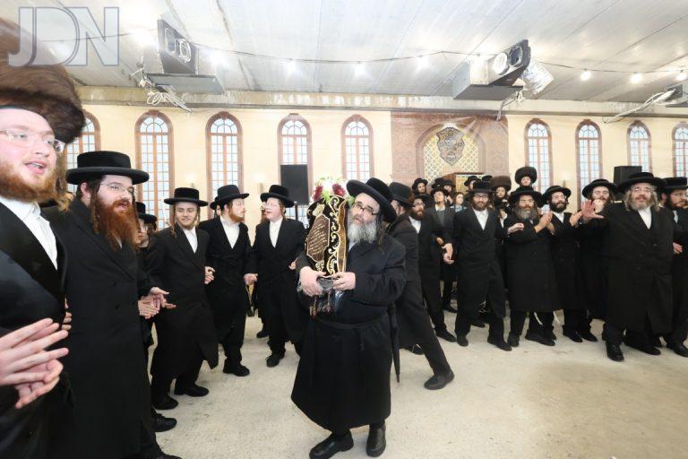 הכנסת ס''ת לע''נ האברך ר' מרדכי יואל פעקעטע מהרוגי אסון מירון - צילום שלומי טריכטר (23)