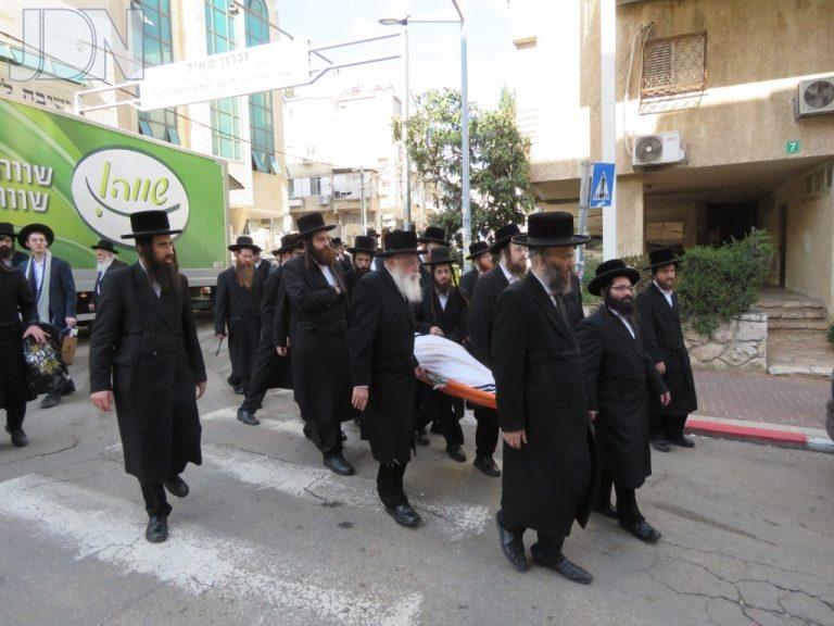 הלווית הישיש רבי נפתלי כהן זקן חסידי שטפנשט ויו''ר ועד חסידי שטפנשט (11)