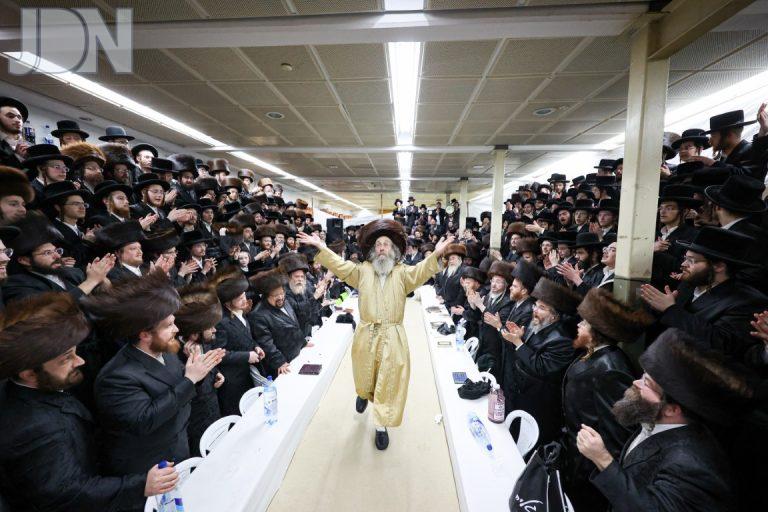 המשפיע רבי אלימלך בידרמן מוצאי שבת במירון עם חבורת אש קודש אלעד צילום א
