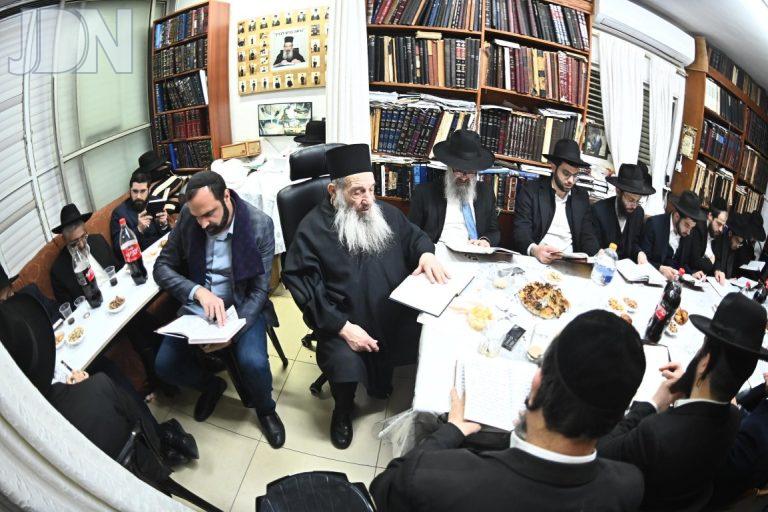 חכם ניסים בן שמעון בסדר לימוד משניות בביתו לרגל הילולת אביו צילום שוקי לרר (11)