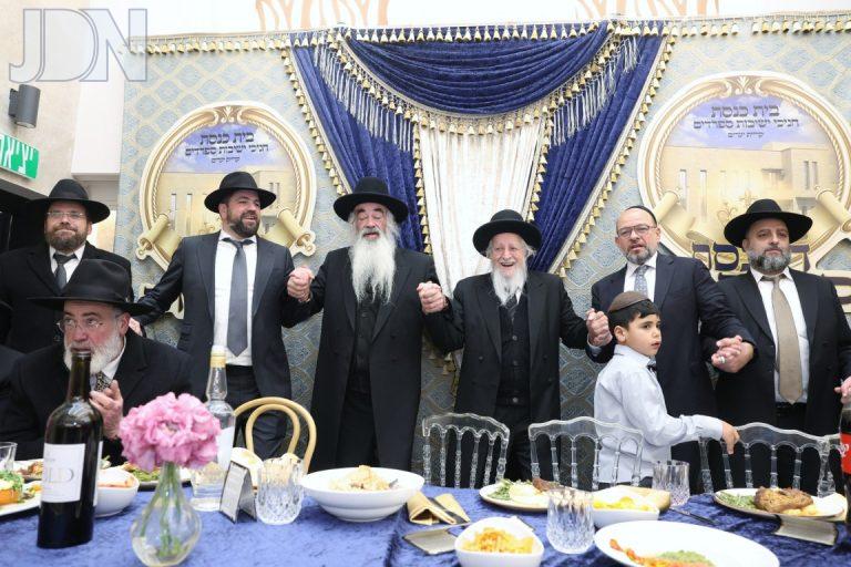 חניכי הישיבות בטלז סטון חגגו הכנסת ס''ת וקביעת מזוזות (34)