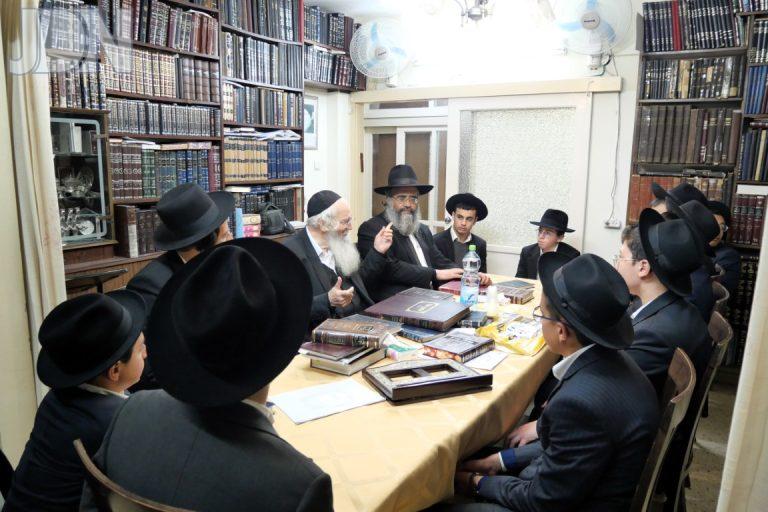ישיבת מעייני התלמוד מטבריה ערכו מסע חיזוק בעיר בני ברק צילום ש.פ