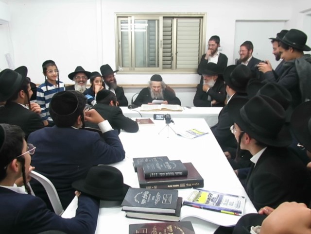 מנהיג הדור במסירת הדרכה לתלמידי ישיבת איתן התורה באלעד (1)