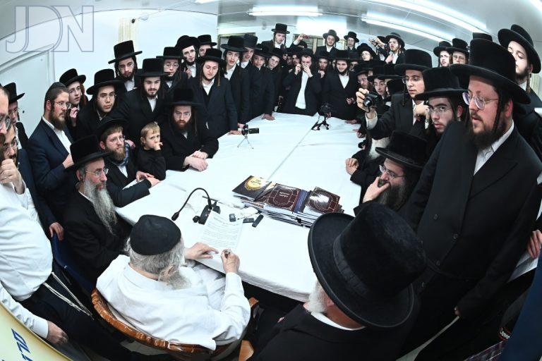 מעמד ברינה יקצורו בבית הגר''ד לנדו והגרמ''ה הירש לתלמידי הישיבה הגדולה עץ חיים באבוב ב''ב צילום שוקי לרר (12)