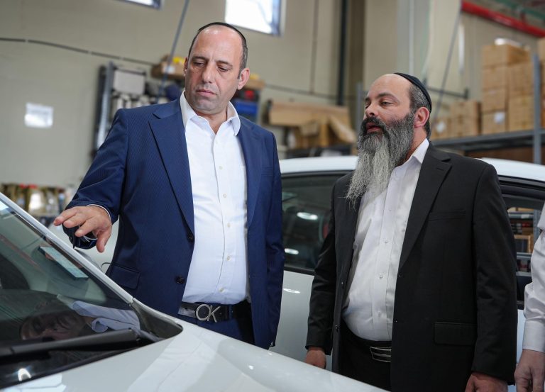 ראש עיריית בית שמש שמואל גרינברג ומנכל סיטי קאר שמואל רוזנברג