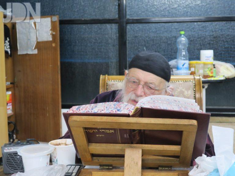 רבי מאיר בן צביה גריינמן חזר לסדר יומו הרגיל ומסר את השיעור הקבוע בביתו צילום ש.פ
