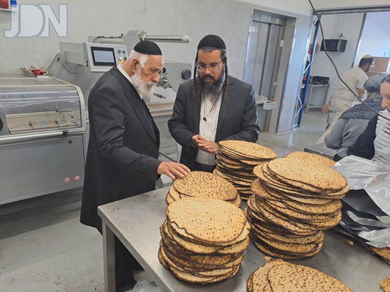 רבי שלמה מחפוד חבר מועצת חכמי התורה וגאב''ד יורה דעה, בסיור במאפית המצות כתר ההידור צילום ש.פ