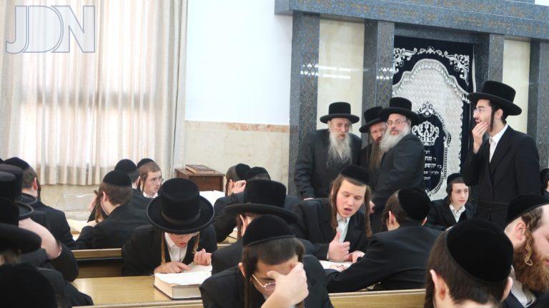 שובבי''ם האדמו''ר מטשארנאביל מסייר בין הלומדים בלימוד שעות רצופות צילום שימי פ