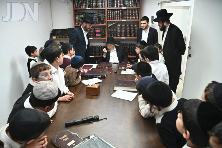תחילת לימוד המשניות כיתה ב’ ת''ת קהילות יעקב נוה יעקב אצל הגרמ''ה הירש (4)