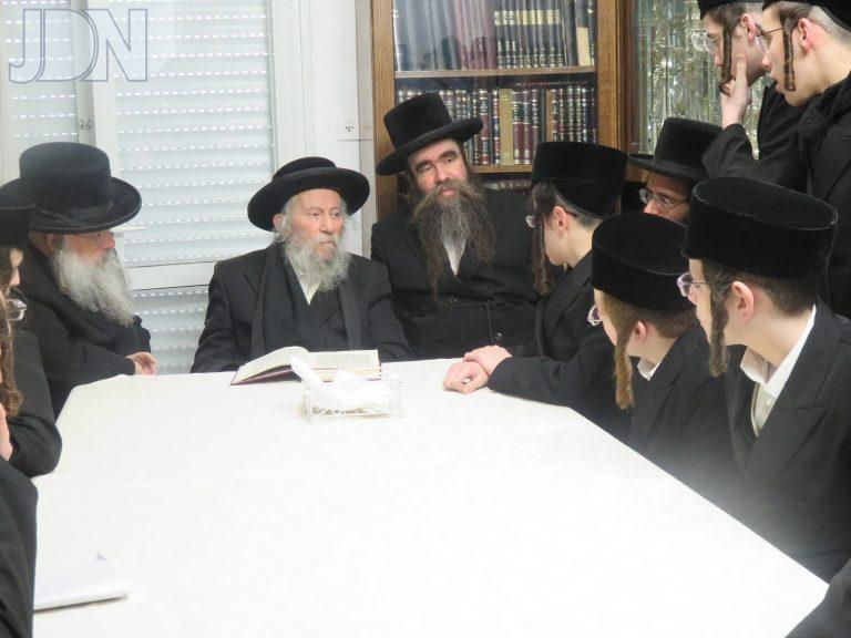 תלמידי ישיבת צמח צדיק ויז'ניץ אלעד נבחנו אצל שלושה גאוני הדור (10)