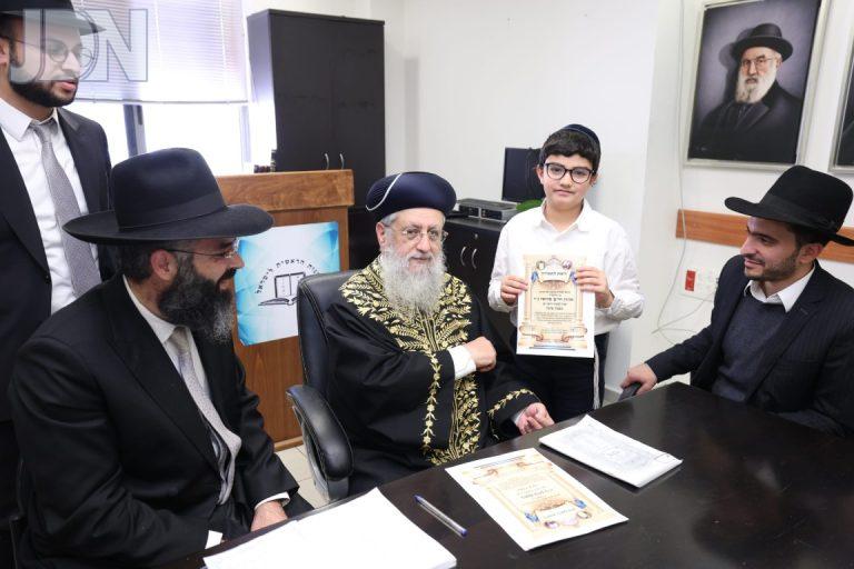 תלמידי כיתה ג' מתלמוד תורה חזון מאיר ובית ישראל בביקור  גדולי ישראל לסיום מסכת סוכה