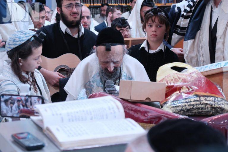 תפילת ר''ח שבט במחיצת המקובל רבי דב קוק בעיר טבריה צילום ש.פ