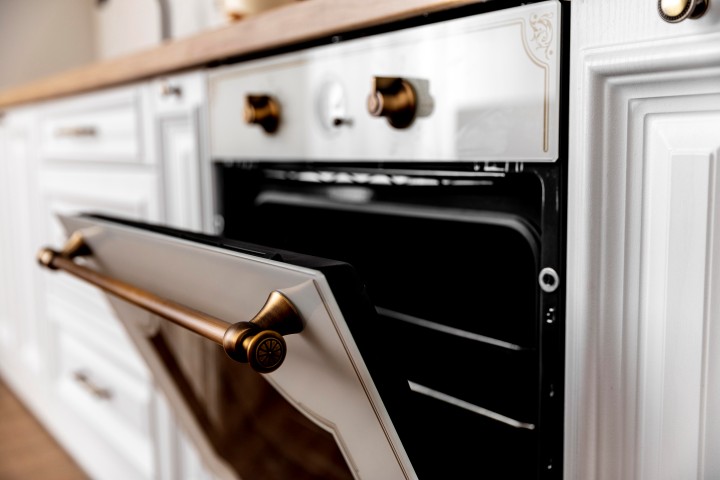 close-up-oven-with-golden-details (Small)