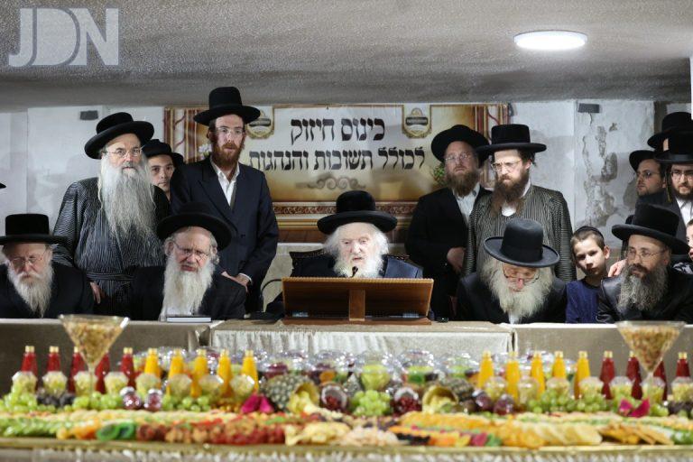 אברכי כולל תשובות והנהגות במעונו של הגר''מ שטרנבוך ט''ו בשבט צילום דוד ארזני (3)