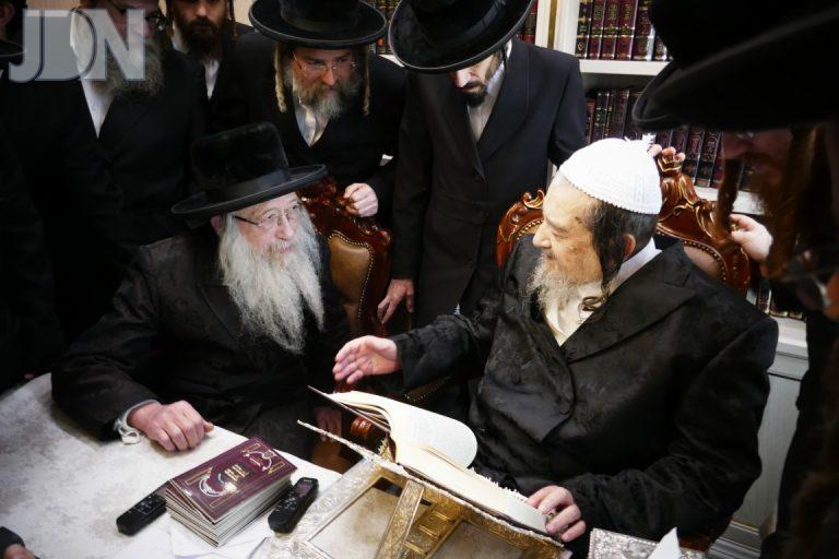 אדמו''ר מנדבורנא צפת ביקור אצל רבי יעקב מאיר שכטער צילום יחיאל רייכמאן (13)