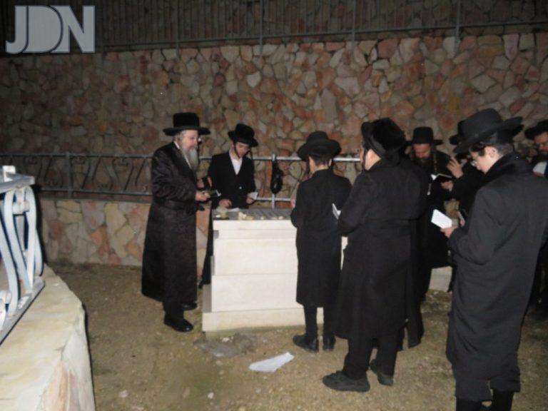 אדמו''ר מסאווראן בעליה לציון אמו בהר המנוחות לרגל היארצייט השני (2)